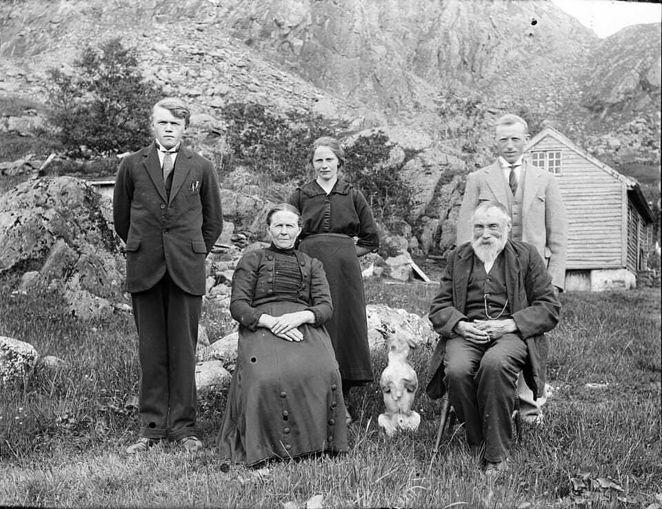 A family gathered together for a portrait, early 20th century.